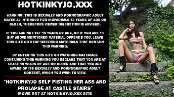 Hotkinkyjoは彼女のお尻をフィストファックし、城の階段で脱出する