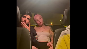 amis baisent dans un taxi au retour d'une soirée caméra cachée amateur