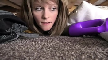 mãe britânica presa debaixo da cama