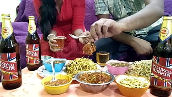 愛人はサヒブのために特別な食べ物を作り、食べ物を食べている間、彼女は猫にキスをしました。セクシーな声でヒンディー語。ムンバイアシュ