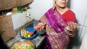 Sexy Bhabhi scopata mentre cucina in cucina al mattino XXX Kitchen Sex