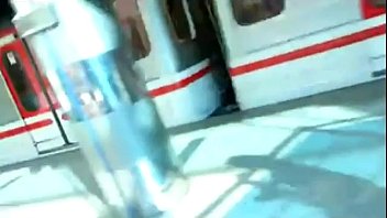 Мужчина трогает женщину под платьем в поезде