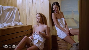 Хорошенькие европейские крошки Lesbea Алексис Кристал и Синди Шайн лижут киски романтическим оргазмом в общественной сауне