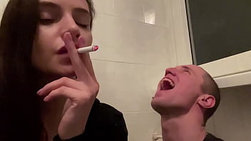 Женское доминирование с курящей госпожой Софи крупным планом в любительском видео