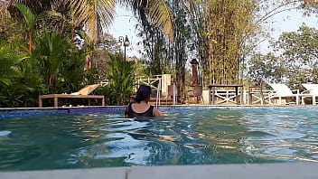 Femme indienne baisée par son ex petit ami dans un complexe luxueux - Plaisir sexuel en plein air à la piscine
