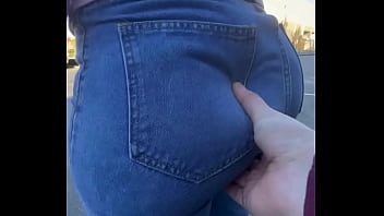 mamá gran culo suave siendo manoseada en jeans
