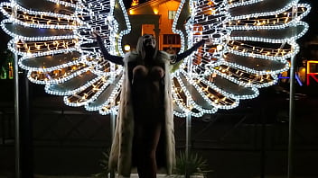 Ангел Моника Фокс гуляет обнаженной по набережной в Сочи