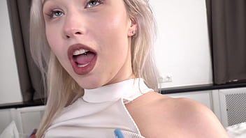 NOVO !!! Jovem de rosto bonito Sara Bork Primeira vez em ação anal - Hard Assfucked - Big Anal Gape
