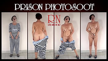 Fotografare in carcere. La donna detenuta è prigioniera del carcere. È fatta per spogliarsi davanti alla telecamera. Cosplay. Video completo