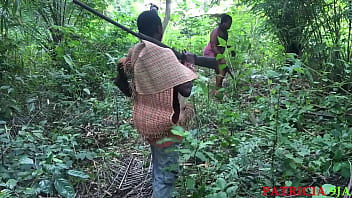 झाड़ी में शिकारी और राजा की पत्नी का लीक हुआ वीडियो