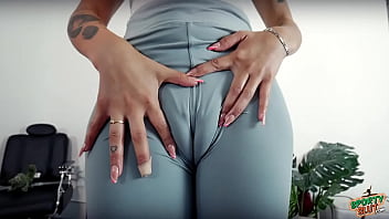 Perfect Bubble Butt Cameltoe Teen in Working out in Yoga Pants