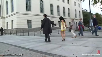 Salope roumaine tirant un char en public