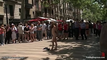 Gebundene Brünette posiert nackt in der Öffentlichkeit