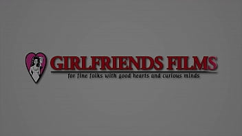 Porristas cachondas juegan juegos sexuales antes de conectarse en la fiesta - GirlfriendsFilms