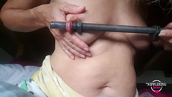 nippleringlover kinky milf insérant une tige de 16mm dans des piercings de mamelon étirés extrêmes part1