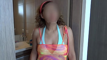 Une femme latina de 58 ans s'exhibe en maillot de bain sur la plage