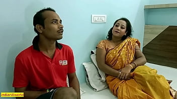 印度妻子与可怜的洗衣男孩交换！ 印地语网络系列热性：完整视频