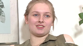 19-летняя немецкая блондинка мастурбирует толстым дилдо
