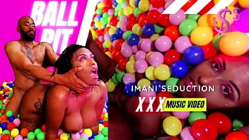 イマニの誘惑がボールピットの枕台で犯される - BALL PIT MUSIC VIDEO