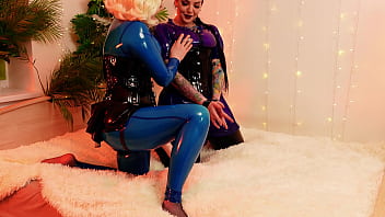 sesso in lattice di gomma nel backstage - video amatoriale - sesso lesbico- Fetish Pin Up Arya Grander e la modella Dredda Dark