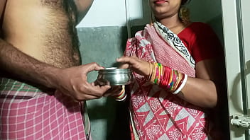 Der Schwiegervater sagte zur Schwiegertochter, Öl auf den Rücken auftragen, dann am Tor selbst ficken! Porno Pornos in Hindi