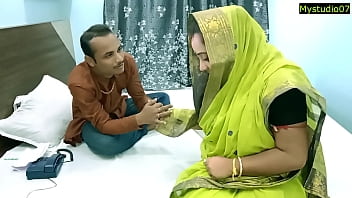 Heiße indische Frau braucht Geld für die Behandlung ihres Mannes! Hindi-Amateur-Sex