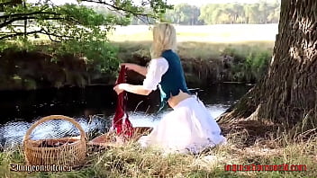La lavandera rubia Eva provoca con su culo caliente y es atormentada por los cazadores de brujas en la mazmorra medieval (teaser)