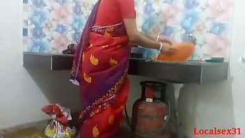Desi bengalí desi aldea india bhabi cocina sexo en sari rojo (video oficial de localsex31)