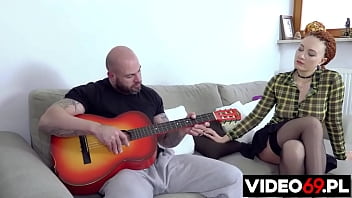 Pornô polonês - Aprendendo a tocar violão