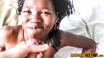 Petite jeune fille africaine heureuse de se faire éjaculer sur le visage par une bite blanche