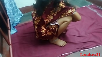 Индийская деревенская жена дези трахается с бхаби в красном сари (официальное видео от localsex31)