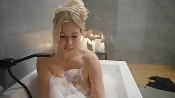 Романтический глубокий минет в ванной в видео от первого лица 4K