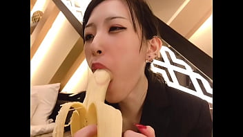 日本人素人の極上フェラバナナに怪しくゴム付けてみた