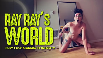 RAY RAY XXXは鏡にディルドを叩きつけ、彼女が内臓を突き出すまでそれを深く突き刺し、それを元に戻します！