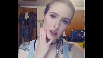 Qual'è il suo nome? Splendida bionda che mostra le ascelle pelose in webcam!