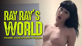 RAY RAY XXX masturbiert zu Hause in diesem Trailer im Vintage-Stil