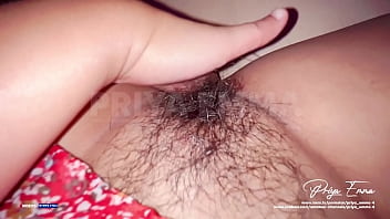 Desi Bhabhi se masturbando dedilhando sua buceta peluda enquanto estava sozinha em casa
