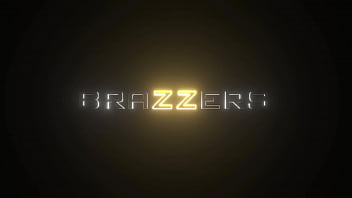 Возбужденная горничная обожает грязный трах милфы - Mellanie Monroe, Keira Croft / Brazzers / полное видео www.brazzers.promo/87