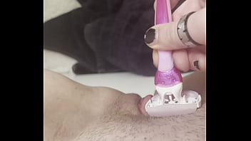 Gigi depila sua linda buceta rosa