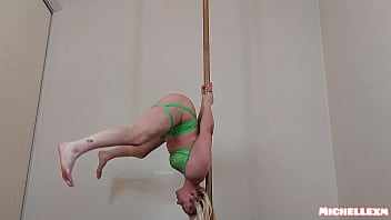 Hot blonde incroyable pole dance