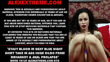 Stacy Bloom em camisa de noite azul sexy pega um vibrador enorme de mrhankey e prolapso anal