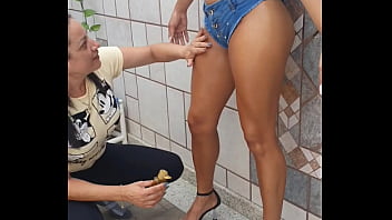 Behind the scenes: Lidy Silva Director passing oil on the hot girl's body