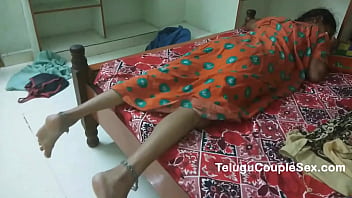 Pareja telugu teniendo sexo indio caliente a medianoche con desi village bhabhi en hindi completo