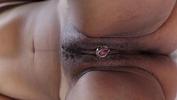 Examen massif du clitoris - Regardez le clitoris d'une femme grandir et durcir par un faux médecin