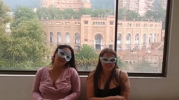 Хиндо латиноамериканские шлюхи-жены-лесбиянки трахаются в Боготе, Колумбия, перед двумя незнакомцами за деньги, США, бхаби, дези, США, США, США