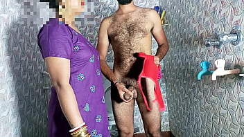 Madrasta pega balançando o pau na calcinha do sutiã no banheiro e depois lambeu a buceta - Porn in Clear Hindi voice