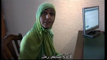 A vadia marroquina Jamila tentou sexo lésbico com uma garota holandesa (legenda em árabe)