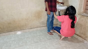 Schwägerin löschte den Durst ihrer Muschi mit einem jungen Klempner! XXX Klempner Sex in Hindi-Stimme