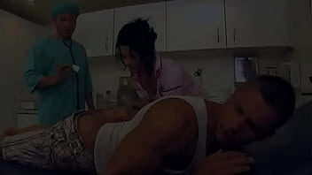 Krankenschwester Rihanna hilft einem Patienten mit einem schönen, tiefen Blowjob, sich zu erholen