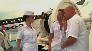 Cindy trabaja a bordo del crucero y ve a dos chicos para un trío